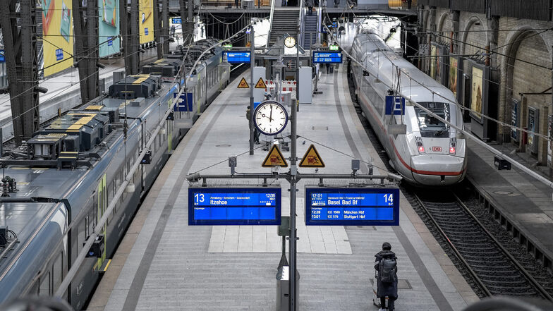 Blick auf einen Bahnsteig am Hamburger Hauptbahnhof. Wo sich normalerweise viele Menschen tummeln, ist zur Zeit so gut wie gar nichts los.