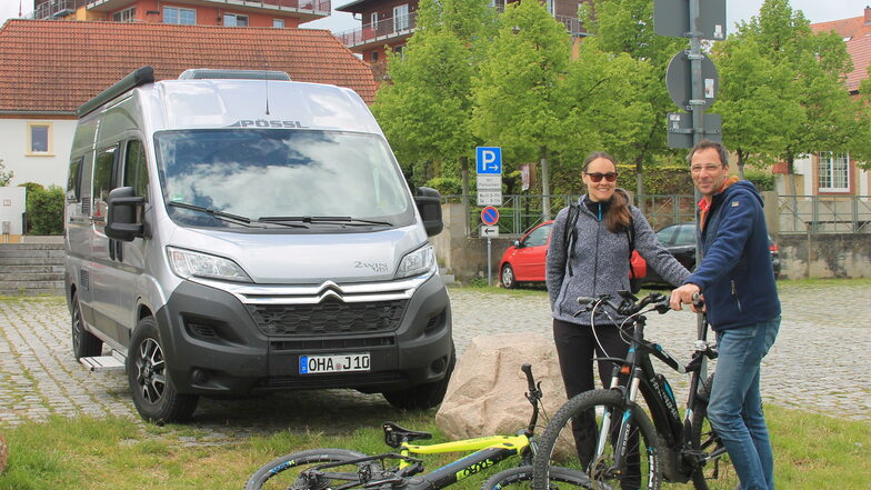 Urlaub auf dem Riesaer Elbeparkplatz: Doris Roddewig und Carsten Brühler sind aus dem Harz an die Elbe gereist - von dort aus geht es auf Radtour.