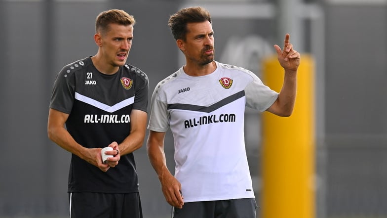 Trainer Thomas Stamm instruiert Vize-Kapitän Niklas Hauptmann. Ein Einsatz des 28-Jährigen am Sonntag gegen Viktoria Köln wäre für Dynamo Dresden sehr wichtig.