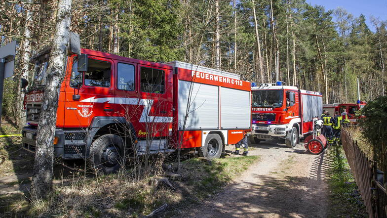 Feuerwehren aus Dippoldiswalde, Rabenau und Paulsdorf waren am Ostersonntag im Einsatz, um einen Waldbrand in der Dippser Heide zu löschen. Dort müssen sie aber mit besonderen Gefahren rechnen.