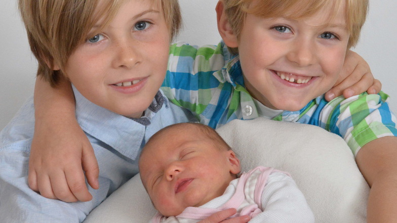 Charlotte mit den Brüdern Jonas und Oscar,
geboren am 17. Oktober 2021, Geburtsort: Städtisches Klinikum Dresden, Größe: 48 Zentimeter,
Gewicht: 3.140 Gramm, Wohnort: Dresden