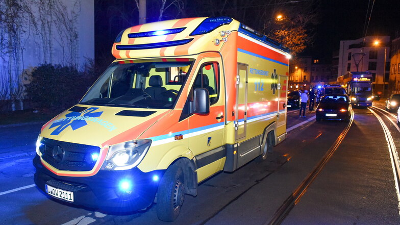In Leipzig-Paunsdorf wird eine Frau von einer Tram erfasst und schwerst verletzt. Mit einem Rettungswagen kommt die Frau in eine Klinik, wo sie wenig später an ihren Verletzungen stirbt.
