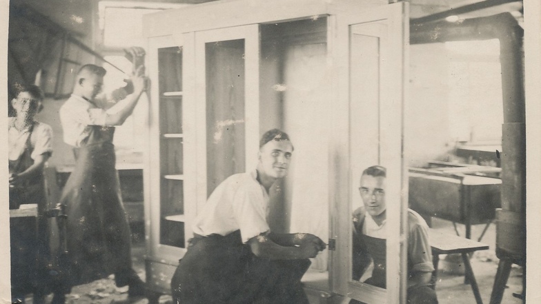 Das Foto zeigt Unternehmensgründer Otto Fischer (Mitte) in seiner Tischlerei. Das war vor 90 Jahren.