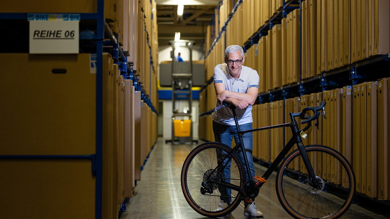 Ein Mann, ein Rad, viele Verpackungen: Firmenchef Andrés Martin-Birner im Auslieferungslager der Bike 24 AG in Dresden. Der Onlinehändler bietet auch viel Zubehör.