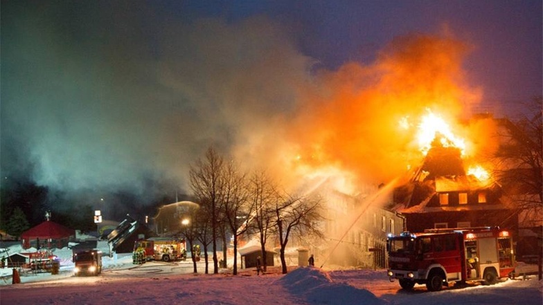 Im „Kastell“ am Fuße des Fichtelbergs ist am Montagmorgen ein Großfeuer ausgebrochen.