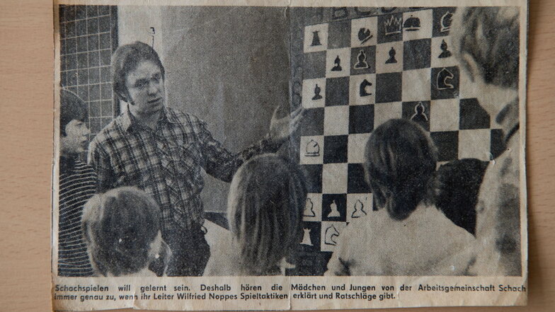 Wilfried Noppes 1978 an der neuen Oberschule in Priestewitz. Schon damals lehrte er in einer AG.