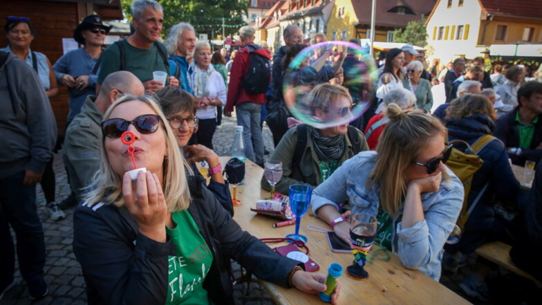 Karin Küchenmeister aus Chemnitz ist zum zweiten Mal beim Herbst - und Weinfest dabei und hat Spaß auf dem Kirchplatz.