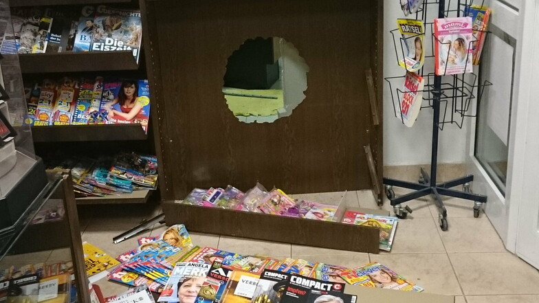 Die Täter kamen durch die Wand und hinter dem Zeitschriftenregal heraus.