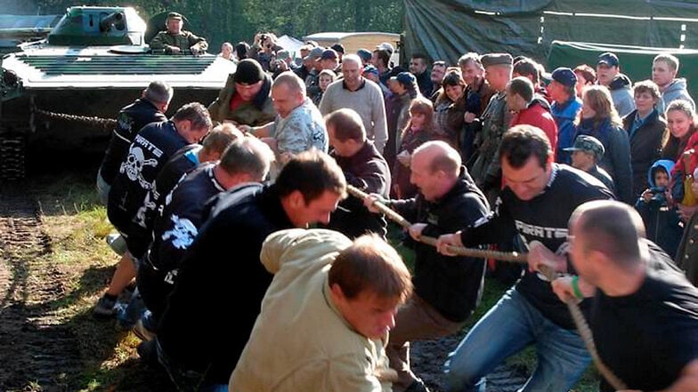 Bei den bisherigen Militärtechniktreffen ging es oft ziemlich unterhaltsam zu, wie bei diesem Tauziehen. Ein tonnenschwer Schützenpanzer war zu bewegen.