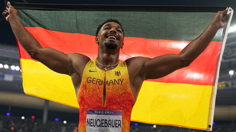 Leo Neugebauer freut sich nach dem Wettkampf über seine Silbermedaille.