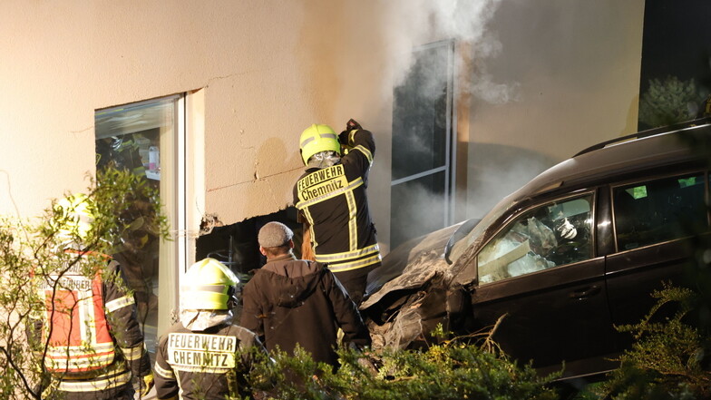Auto prallt in Chemnitz gegen Hauswand - zwei Schwerverletzte