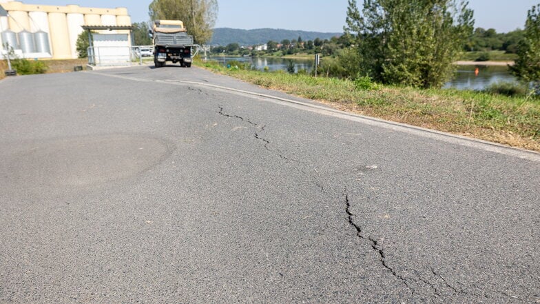 Gerade mal fünf Jahre und schon wieder kaputt: der Weg von der Hafenstraße zum Elberadweg.