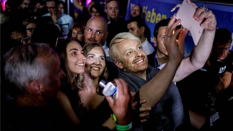 Ross Anthony war auch nach seinem Konzert gut drauf und seinen Fans nahe. Für sie erfüllte er auch Selfie-Wünsche und drückte dabei selbst auf den Smartphone-Knopf.