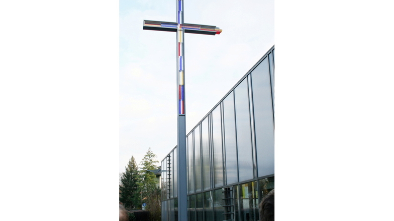 Die katholische Kirche Christus König mit dem modernen Gotteshaus und dem markanten Kreuz steht an der Borstraße in Radebeul.
