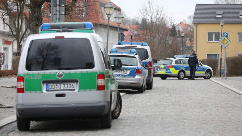 Polizeieinsatz vor einem Jahr am Rathaus in Großröhrsdorf. Wegen einer Bombendrohung musste das Gebäude evakuiert werden. Der Täter wurde inzwischen verurteilt.