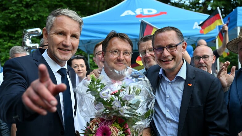 Björn Höcke, Vorsitzender der AfD Thüringen (l) und Tino Chrupalla, AfD-Bundesvorsitzender (r) mit dem Sonneberger AfD-Landrat Robert Sesselmann.