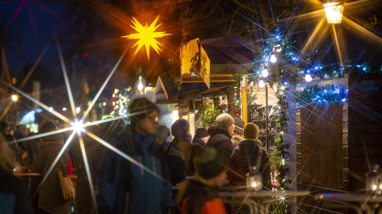 Lichterglanz und Budenzauber im vorigen Advent in Radebeul. So dicht soll es in diesem Jahr nicht zugehen. Die Organisatoren wollen den Weihnachtsmarkt an den ersten drei Adventswochenenden über die Stadt verteilen.