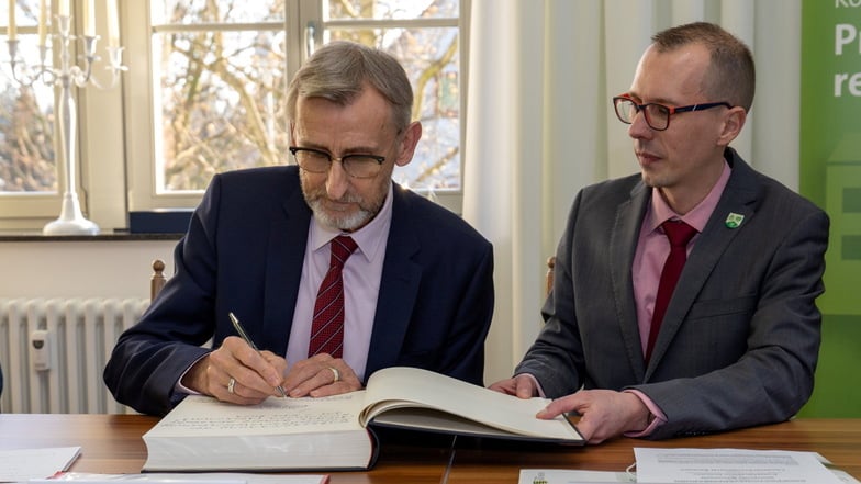 Sachsens Innenminister Armin Schuster CDU (l.) und Bürgermeister Heiko Wersig besigelten am 1. März 2023 den Beitritt von Bannewitz zum Sicherheitsbündnis ASSKomm.