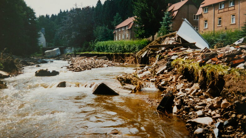 Am 12. August 2002 wurde der Pöbelbach zu einem reißenden Fluss, und zerstörte das Gebäude in Schmiedeberg..
