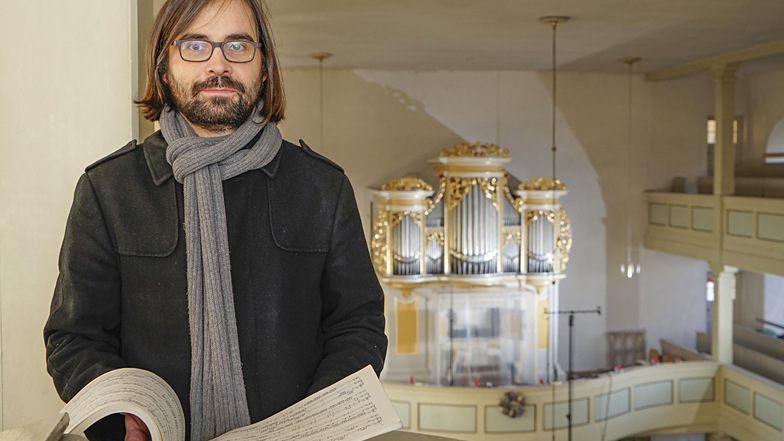Kurz vor seinem Abschied von der Gemeine Crostau trifft man Lucas Pohle noch immer an der Silbermann-Orgel in der Crostauer Kirche. Derzeit nimmt er an dem Instrument eine CD auf, die ab Sommer diesen Jahres erhältlich sein wird.