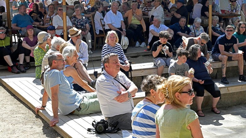 Die Sitzplätze am Kulturbahnhof waren immer besetzt. Das Blütenfest Leisnig 2024 zog wieder hunderte Besucher an.