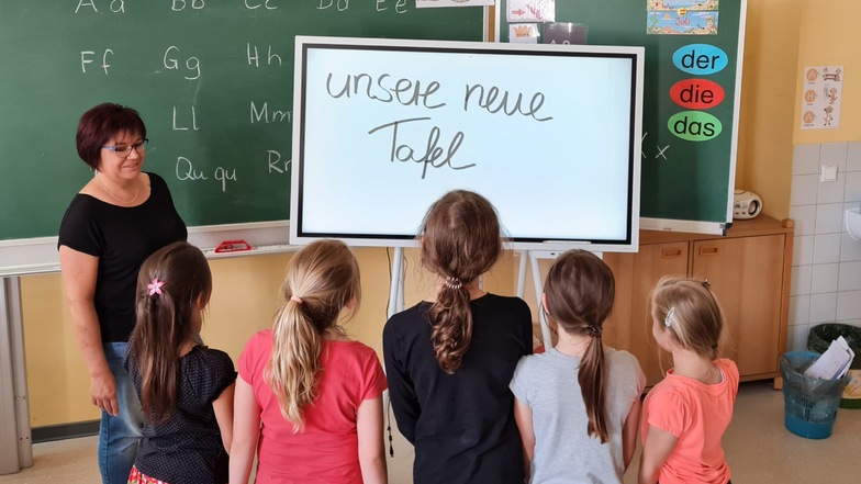 Lehrerin Frau Thiemann zeigt Schülern der Grundschule Seifhennersdorf die erste digitale Tafel.
