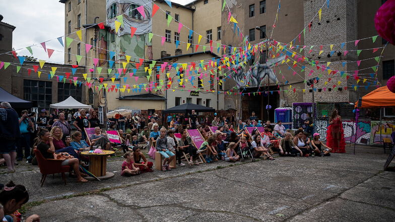 Publikum bei der Drag Performance von der Gruppe "QueerBerg Collective" beim Fokus Festival.