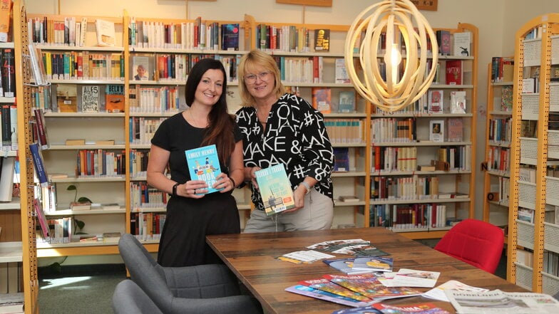 Bibliotheksmitarbeiterin Saskia Hänel (links) und -leiterin Kerstin Kleine freuen sich nicht nur darüber, Leser künftig in der neuen Leselounge begrüßen zu können, sondern auch auf die Veranstaltungswoche im November.