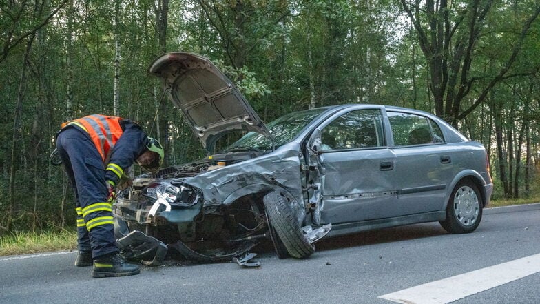 Der Fahrer dieses Opel kollidierte am Sonnabend mit einem entgegenkommenden Kia in Spitzkunnersdorf. Alle drei Insassen wurden dabei verletzt.