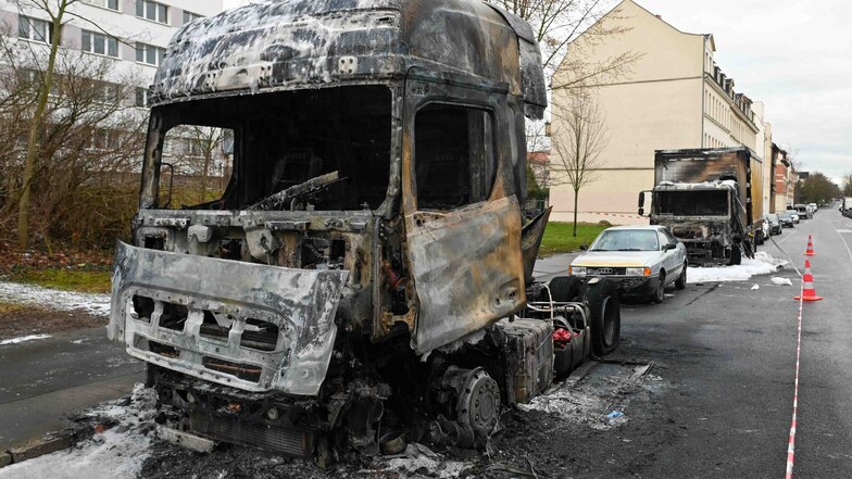 Brandstiftung vermutet: Lastwagen und Auto in Leipzig-Mockau ausgebrannt