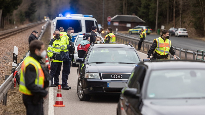Groß-Aufgebot der Polizei am Dienstagnachmittag an der B170 zwischen Schmiedeberg und Kipsdorf. Vier Stunden lang werden hier Fahrzeuge kontrolliert.