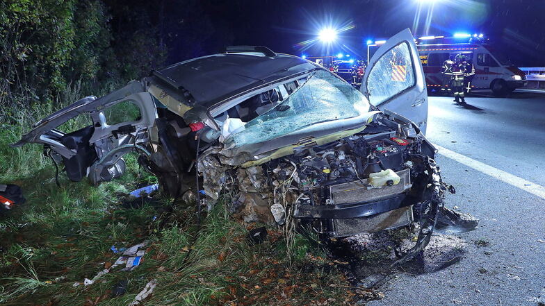 Völlig zerstört wurde bei diesem Unfall auf der A 4 nahe Nossen dieser Renault Kangoo. Ein Insasse wurde verletzt, ein weiterer schwer.