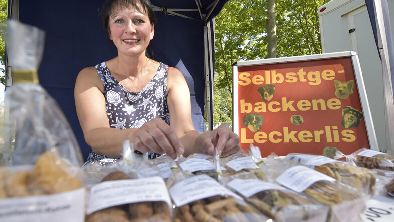 Mit ihren Hundekeksen ist Sabine Sieß jeden Freitag auf dem Dresdner Lingnermarkt zu finden.