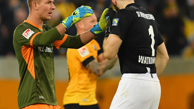 Dynamo-Torwart Kevin Broll erkundigt sich bei seinem Kollegen Lukas Watkowiak, ob nach dem lauten Knall alles in Ordnung ist.