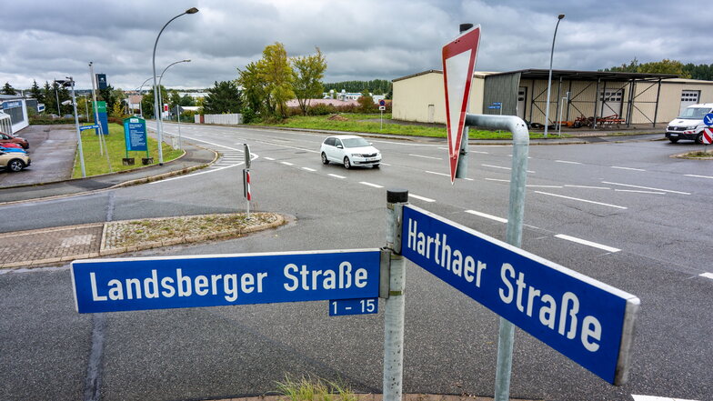 Die Ampel im Gewerbegebiet Waldheim an der Kreuzung Harthaer-/Landsberger Straße ist abgebaut worden. Dadurch entstandene Unebenheiten an der Fahrbahn werden noch beseitigt.