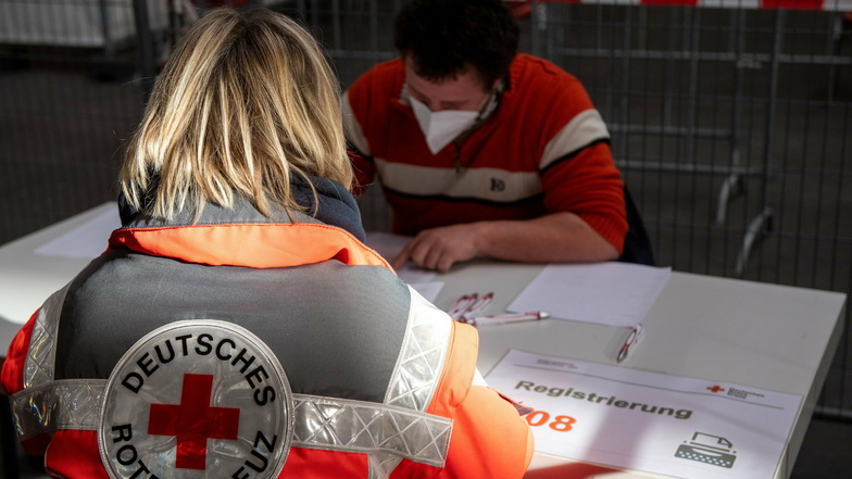Das Deutsche Rote Kreuz probt den Ablauf zur Impfung eines Corona-Impfstoffs. In Sachsen werden Mitarbeiter gesucht.