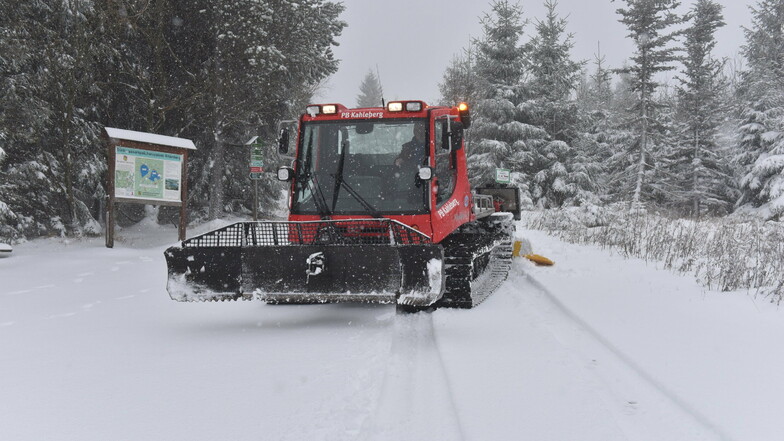 Die Altenberger Bauhof-Mitarbeiter drücken mit der Pistenraupe den Schnee rund um den Kahleberg an und spuren die Loipen auch ohne Tourismusbetrieb.