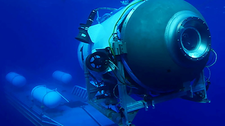 Dieses undatierte von OceanGate Expeditions herausgegebene Foto zeigt das Tauchboot "Titan", das von seiner Plattform aus startet.