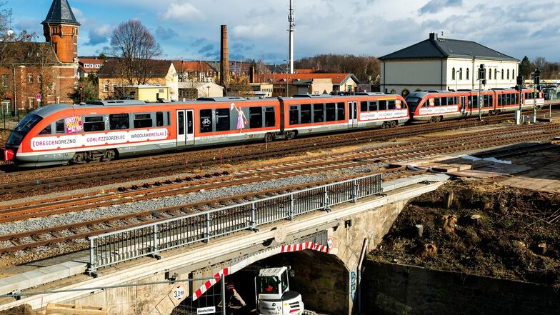 Noch fahren die Züge nach Plan über die Brücke, die die Neustädter Straße in Bischofswerda überspannt. Ab Freitag gegen 20.30 Uhr bis Montag 4.10 Uhr wird die Brücke komplett gesperrt.