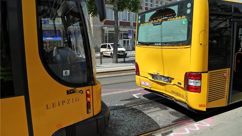 Am Dienstagnachmittag hat sich am Pirnaischen Platz ein Verkehrsunfall zwischen zwei DVB-Fahrzeugen ereignet.
