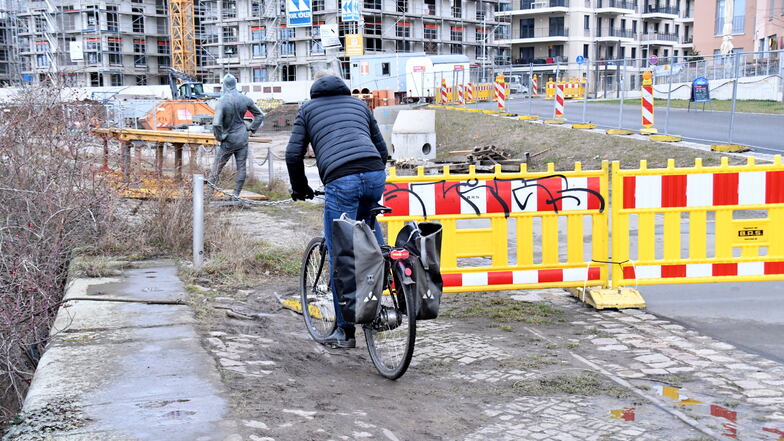 Obwohl der Radweg an der Hafencity aufgrund von Bauarbeiten seit November gesperrt ist, fahren Radfahrer weiterhin an der Absperrung vorbei.