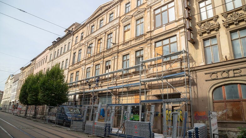 So sah das Haus Berliner Straße 42 beim Aufbau des Gerüsts vor fast exakt drei Jahren aus.