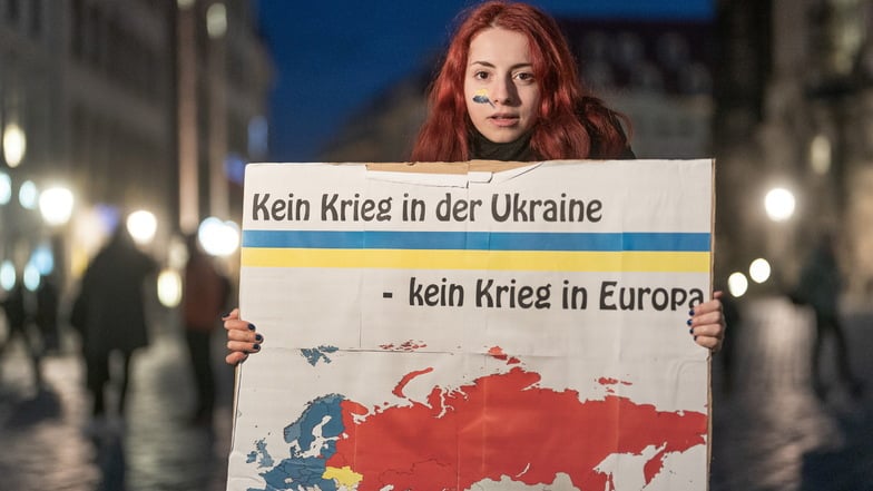 Mehr als 1.000 Menschen demonstrierten am Donnerstagabend in Dresden für Frieden in der Ukraine. Mit dabei war auch Iryna Fingerova aus Kamenz.