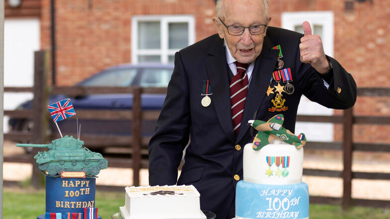Hauptmann Tom Moore, Veteran des Zweiten Weltkriegs, hat am 30. April seinen 100. Geburtstag gefeiert.