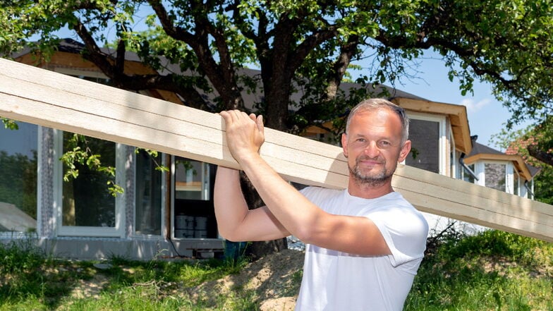 Mario Ritscher von der gleichnamigen Dachdeckerei verantwortet im Auftrag den Weichaer Hofs den Bau von vier Tiny Houses.