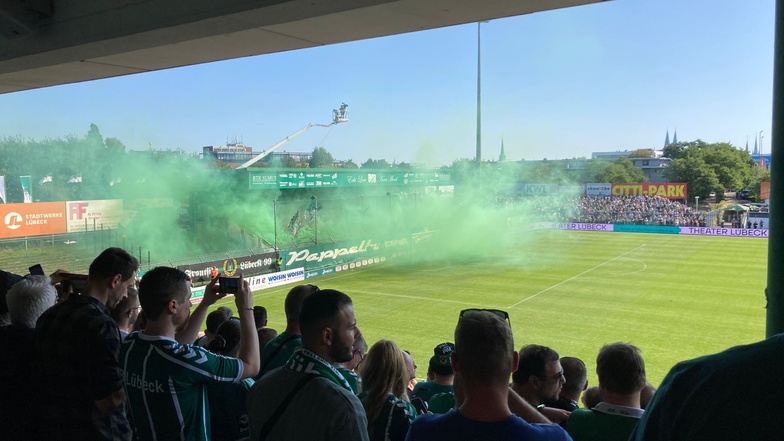 Vor der Partie zünden Lübecker Fans Rauchtöpfe im eigenen Fanblock.