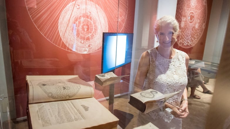 Co-Kuratorin Lucinda Martin in der Ausstellung "Lilienzeit. Der mystische Philosoph Jacob Böhme und die Erneuerung der Welt" im Schlesischen Museum.