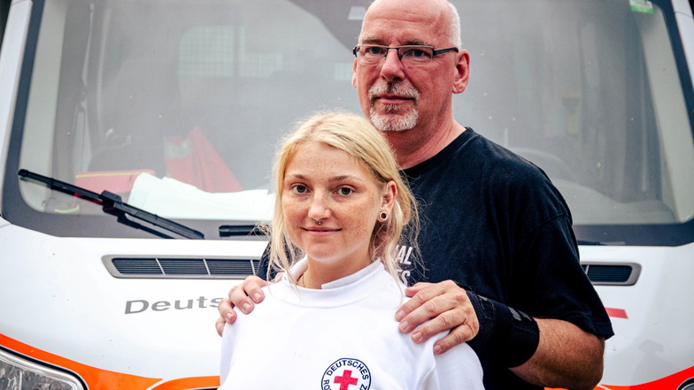 Ralf Fillies und seine Tochter Vivien sind fürs Rote Kreuz Mittelsachsen in Rheinland-Pfalz, teilen dort unter anderem Essen aus.
