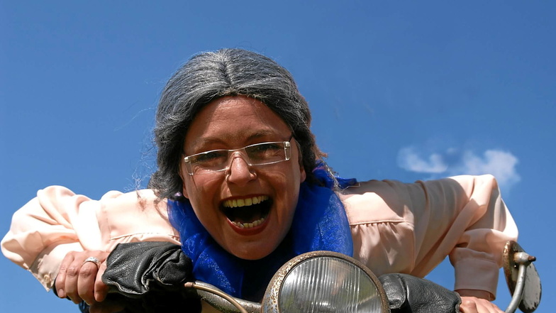 "Oma fährt im Hühnerstall Motorrad" - mit diesem Programm tritt Kabarettistin Ellen Schaller am Sonntag in Bulleritz auf.