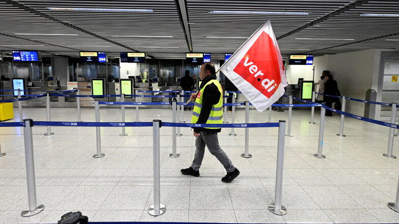 Beschäftigte der Abfertigung des Düsseldorfer Flughafens streiken für bessere Löhne.
